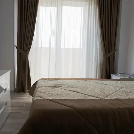 Funky Shell Apartment Mamaia